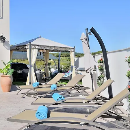 Sleeps 4 With Pool Air Con And Wifi * Donje Baredine