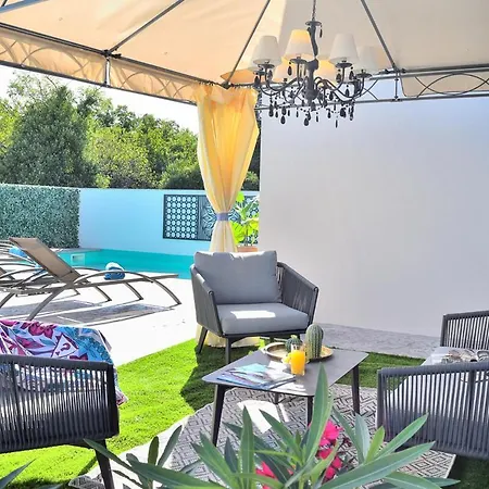 Vila Sleeps 4 With Pool Air Con And Wifi *