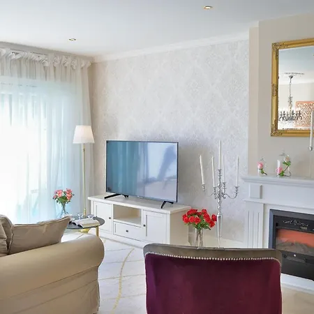 Vila Sleeps 4 With Pool Air Con And Wifi Donje Baredine