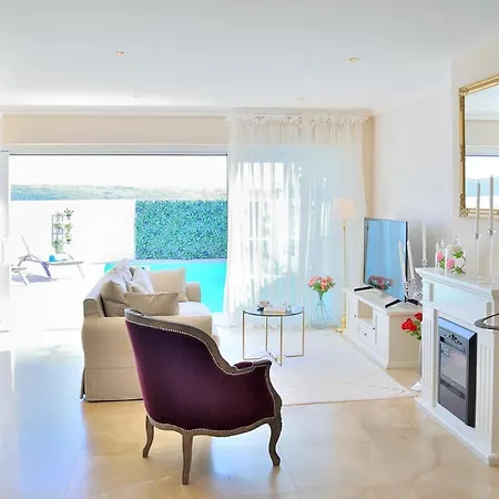 Villa Sleeps 4 With Pool Air Con And Wifi