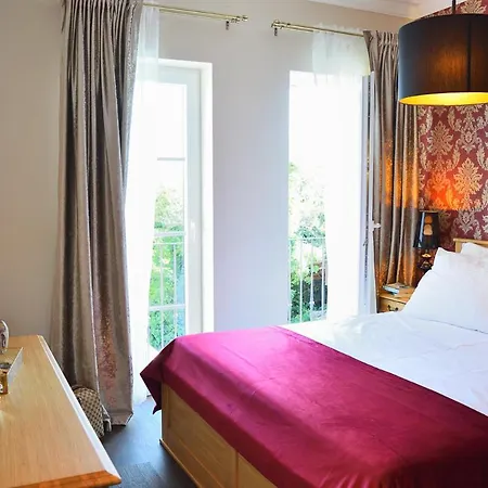 Sleeps 4 With Pool Air Con And Wifi