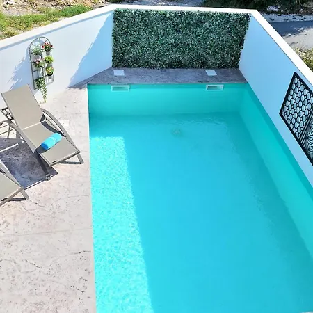 Sleeps 4 With Pool Air Con And Wifi * Donje Baredine